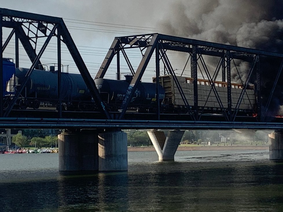 Požár mostu na jezeře Tempe v Arizoně (29. 7. 2020)