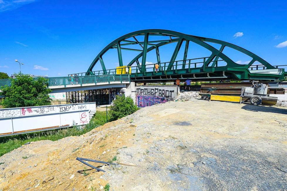 Most na nové tramvajové lince v Plzni na Borská pole.