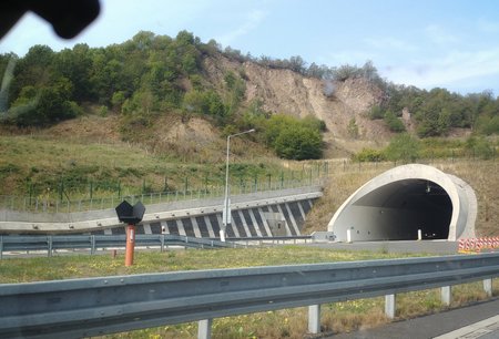 Kotoučový odrazeč u mostu, díky kterému je možné monitorovat stavbu pomocí družice.