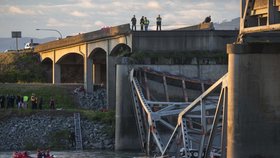 Neobvyklá silniční nehoda u Mount Vernonu v USA: Do řeky se zřítil dálniční most