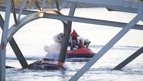 Záchranáři pátrali v řece po případných obětech