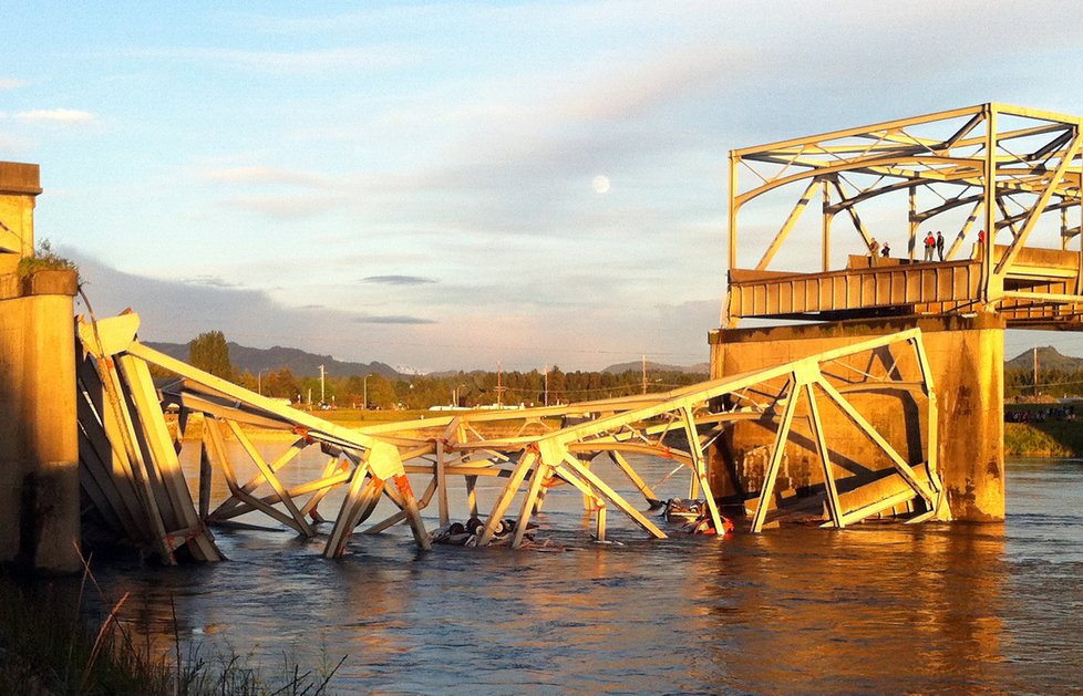 Dálniční most se zřítil na hlavním tahu mezi Seattlem a Vancouverem