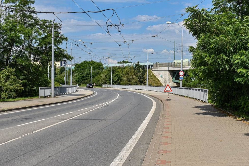 Plzeň opravila přes prázdniny most v Těšínské ulici přes Úslavu. Takhle vypadal před začátkem stavebních prací.