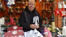 Marie Aichyngerová (75) z Teplic je samovýrovýrovbce vánoční výzdoby a na mostecké trhy jezdí prodávat přes padesát let