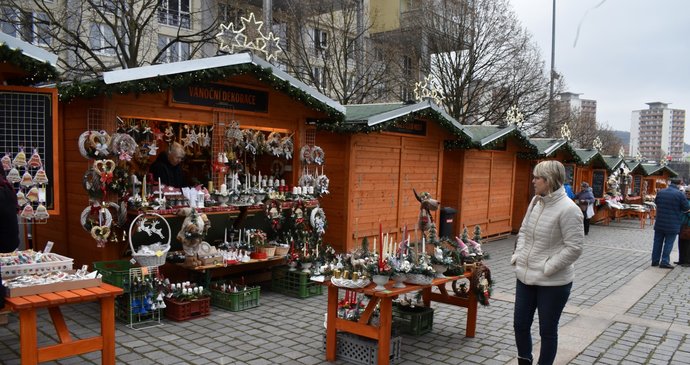 Marie Aichyngerová (75) z Teplic je samovýrovýrovbce vánoční výzdoby a na mostecké trhy jezdí prodávat přes padesát let