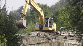 Bagrista se ještě v jednu hodinu pohyboval přímo na mostě