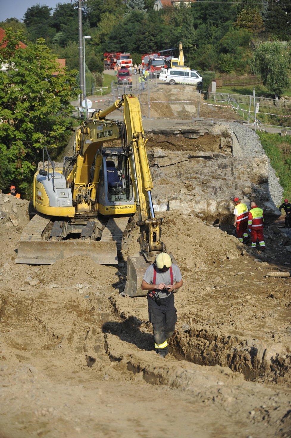 Situaci komplikuje voda a bahno.