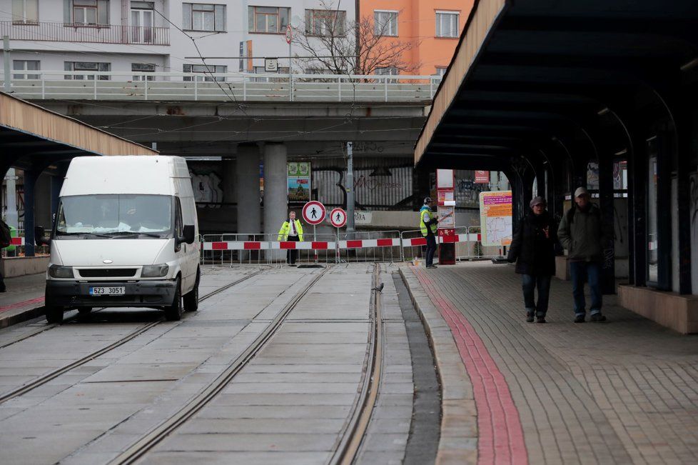 Silniční most i prostor pod ním se v noci na 24. října náhle uzavřel kvůli svému havarijnímu stavu.