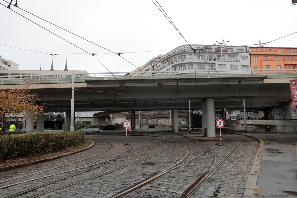 Silniční most i prostor pod ním se v noci na 24. října náhle uzavřel kvůli svému havarijnímu stavu.