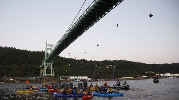 most, z něhož aktivisté Greenpeace blokují průjezd lodí