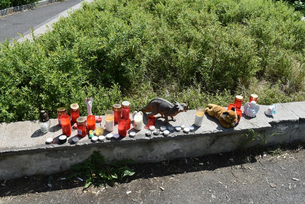Pietní místo před školou v Mostě, kde zemřel teprve čtyřletý chlapec.