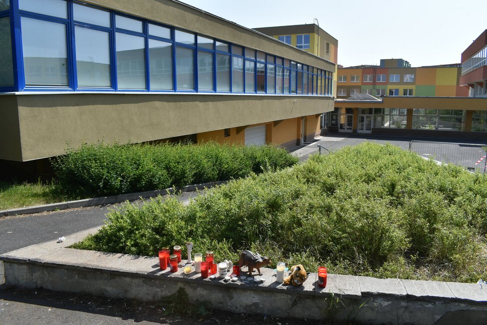 Pietní místo před školou v Mostě, kde zemřel teprve čtyřletý chlapec.