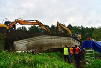Na 95 let starý most u Holýšova nasypali 142 tun štěrku: Odolal, ale stejně ho zboří