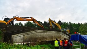 Most u Holýšova z roku 1923 odolal a unesl 142 tun štěrku. Přesto jej silničáři musí zbořit.