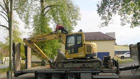 Převážený bagr se na Domažlicku nevešel pod železniční most, škoda je půl milionu korun.