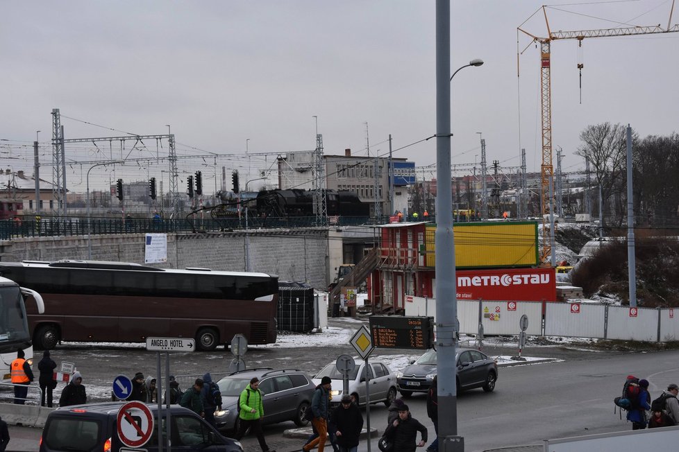 Odolnost nového železničního mostu testovala parní lokomotiva a drážní jeřáby.