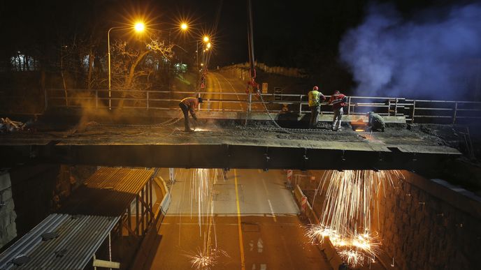 Dělníci odstranili jeden ze železničních mostů v pražských Vršovicích