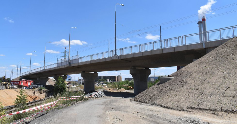 Nový most na Domažlické v Plzni překlenul železniční trať.