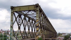 Stará mostní konstrukce loni na podzim, než se začalo s jejím rozebíráním.