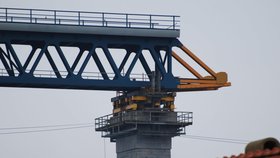 Detailní pohled na výsuvnou plošinu, přes kterou se na pilíře nasouvá nová mostní konstrukce.