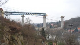 Pohled na nově budovaný most z uličky, která se klikatí do údolí řeky Dyje.