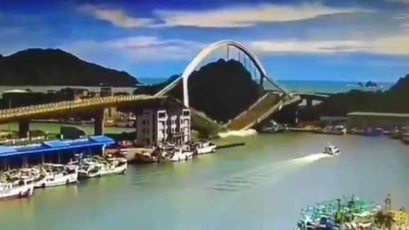 Video: V Tchaj-wanu se zřítil most. Během chvíle zmizel ve vodě i s cisternou