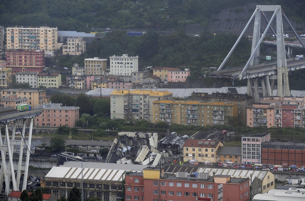 Tragédie v italském Janově - zřítil se dálniční most