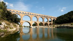 Jeden z nejstarších mostů světa, Pont du Gard (Gardský most), mají ve Francii, postavem byl asi roku 19 př. n. l.