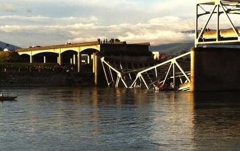 Most přes řeku Skagit se zničehonic zřítil.