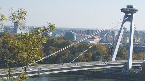 Most Slovenského národního povstání je jednou z bratislavských ikon. Nyní slaví výročí
