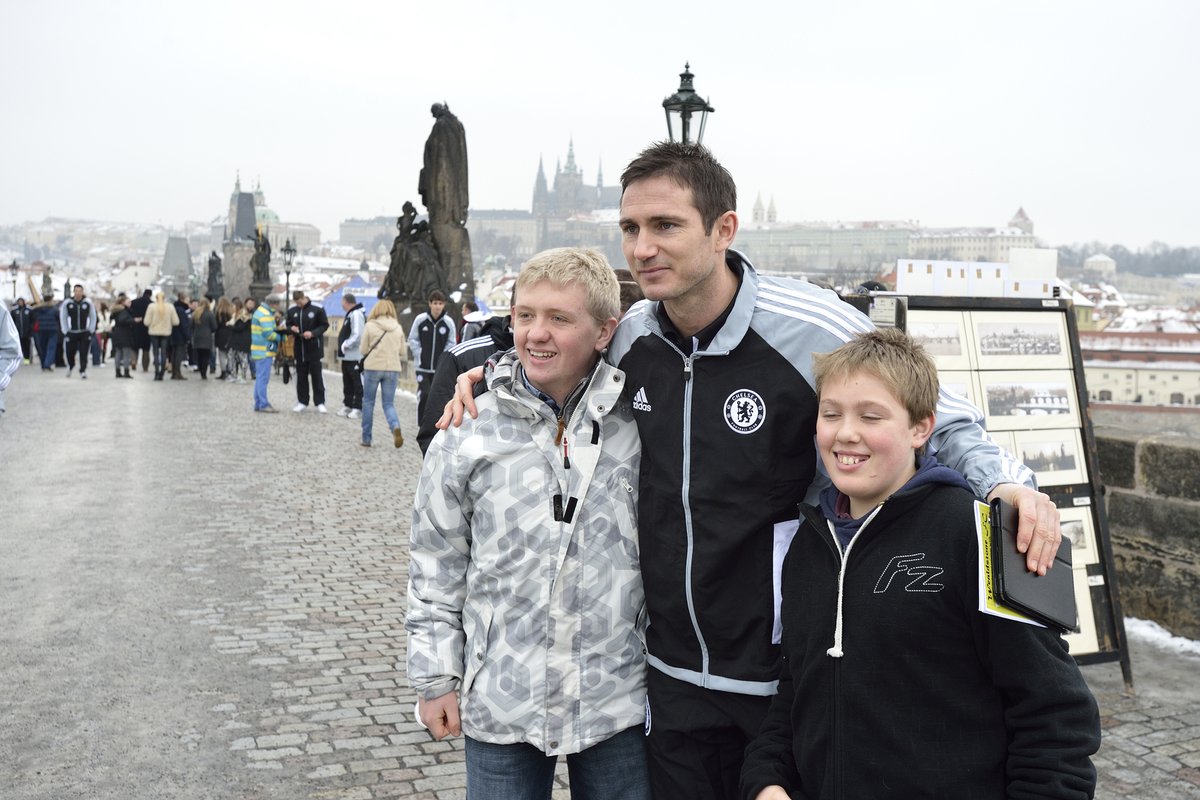 Frank Lampard s fanoušky na Karlově mostě.