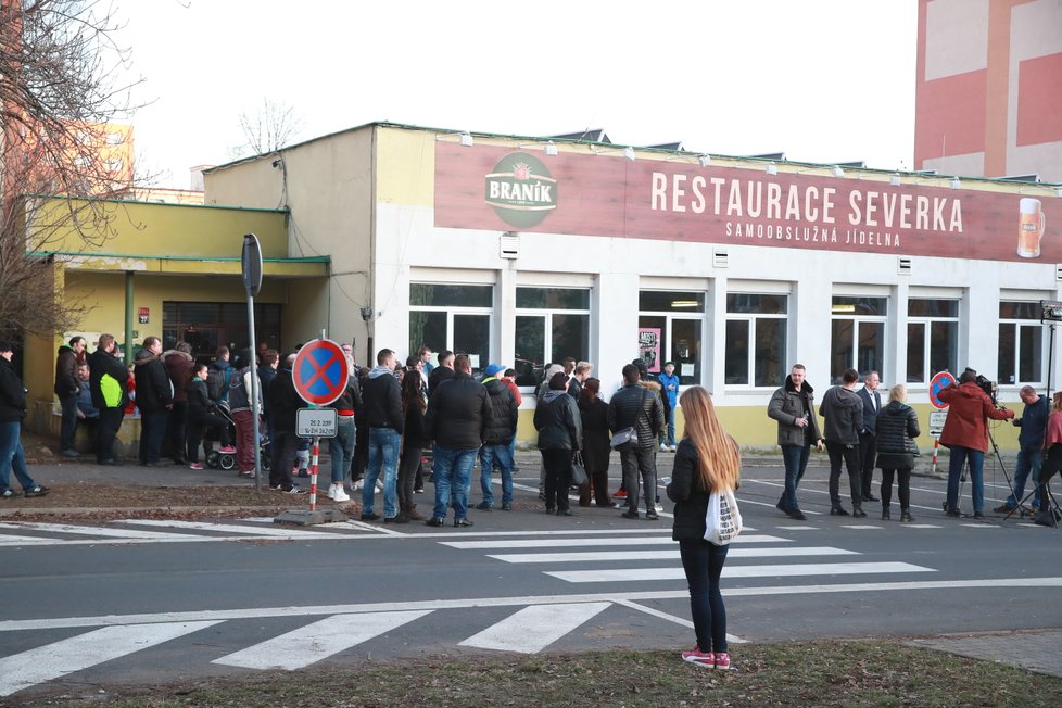 Severka ze seriálu Most praskala ve švech. Na autogramiádu přišlo mnoho fanoušků oblíbeného seriálu.