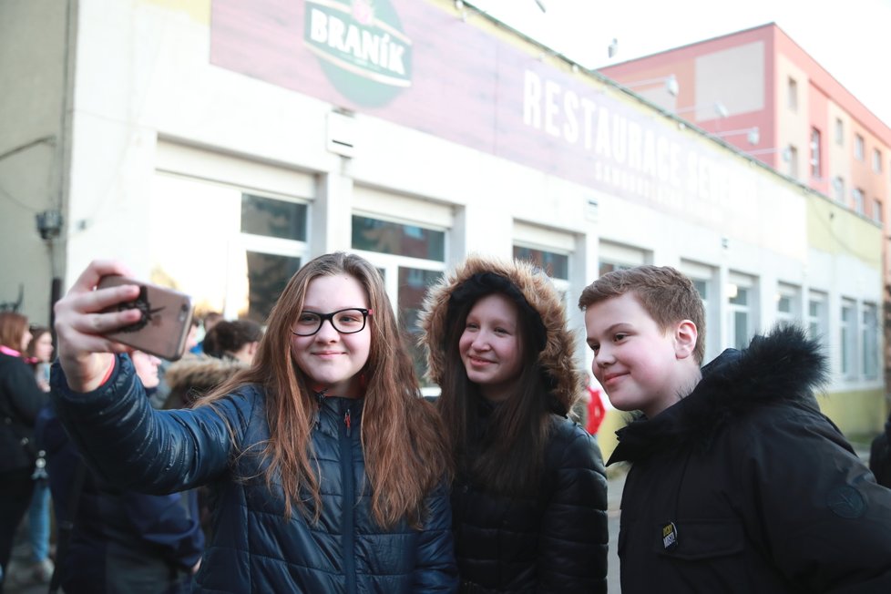 Severka ze seriálu Most praskala ve švech. Na autogramiádu přišlo mnoho fanoušků oblíbeného seriálu.