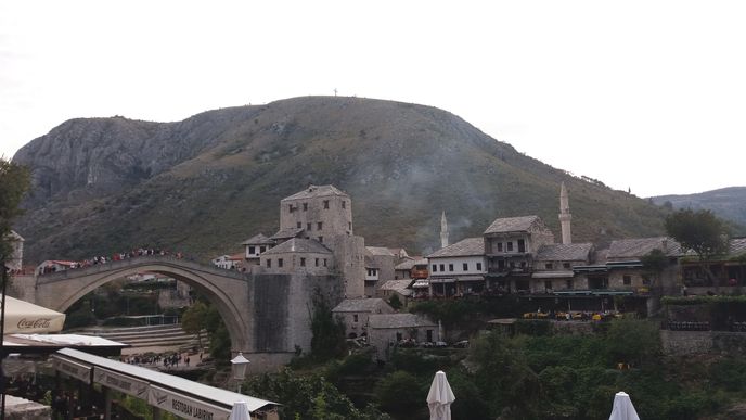 K nebi se tyčí minarety, nad pahorkem nad městem ale ční kříž K nebi se tyčí minarety, nad pahorkem nad městem ale ční kříž