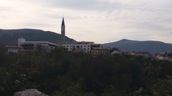 Hotel Mariott roste jen kousek od známého mostu, u věže kostela. Ačkoliv měl přivítat první hosty v létě, dokončen ještě není. Hotel Mariott roste jen kousek od známého mostu, u věže kostela. Ačkoliv měl přivítat první hosty v létě, dokončen ještě není.