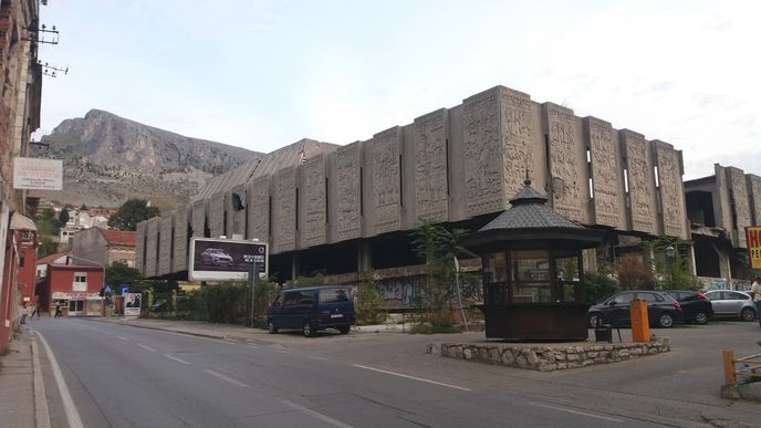 Spatřit lze i architektonické zvláštnosti, tohle měl být obchodní dům. Spatřit lze i architektonické zvláštnosti, tohle měl být obchodní dům.