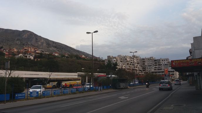 Ze všech stran obklopují Mostar hory. Ze všech stran obklopují Mostar hory.