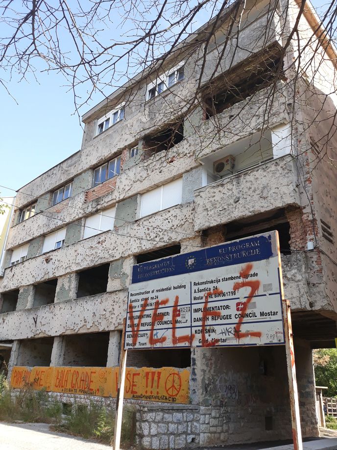 Ne všude se obnova podařila. Velež je mimochodem název místního fotbalového klubu. Ne všude se obnova podařila. Velež je mimochodem název místního fotbalového klubu.