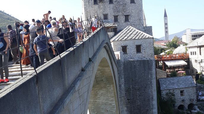 Na mostě jen těžko budete sami. Na mostě jen těžko budete sami.