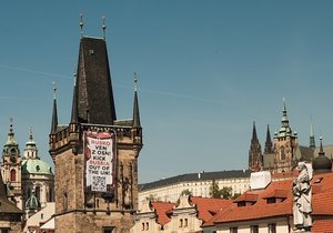 Transparent na Mostecké věži z dílny skupiny Kaputin, která chce prostřednictvím petice požádat OSN, aby ze svých řad vyloučila Rusko.