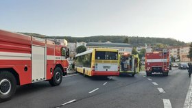 Při nehodě autobusu a osobního auta na Mostecku zemřeli v sobotu ráno dva lidé