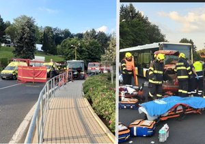 Při nehodě autobusu a osobního auta na Mostecku zemřeli v sobotu ráno dva lidé