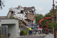 Výbuch v Mostkovicích: 250 kg střelného prachu a 53 poškozených domů. Sbírky na pomoc poškozeným stačit nebudou