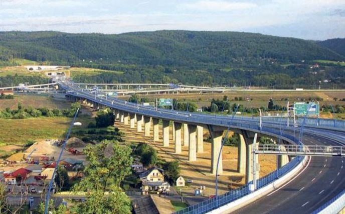 Mosty a tunely. Značná
část nové části pražského
okruhu je vedena mosty
(estakáda přes údolí
Vltavy a Berounky dole)
a tunely (tunel Lochkov
nahoře). To výrazně
prodražilo celou stavbu
tak, že kilometr vyjde
skoro na miliardu korun