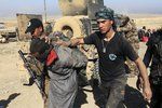 Boje o Mosul pokračují. Iráčtí vojáci vedou zajatého bojovníka Islámského státu.