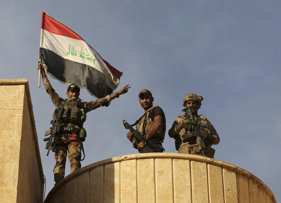 Irácká armáda bojuje s IS o město Hamdáníja u Mosulu.