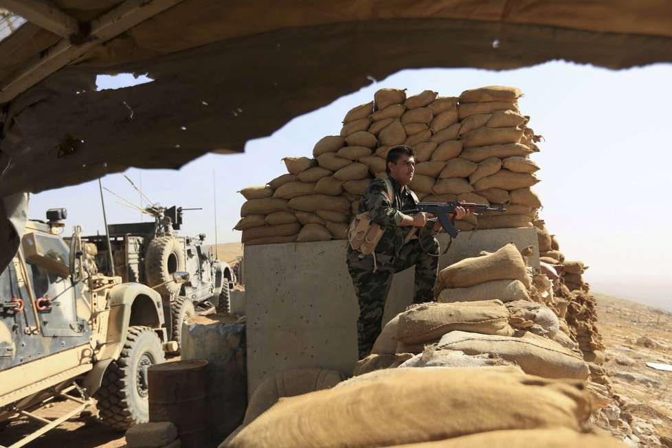 Irácká armáda bojuje s IS o město Hamdáníja u Mosulu.