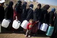 Stovky lidí se praly o jídlo a vodu: Vláda do Mosulu poslala pomoc bez vojáků