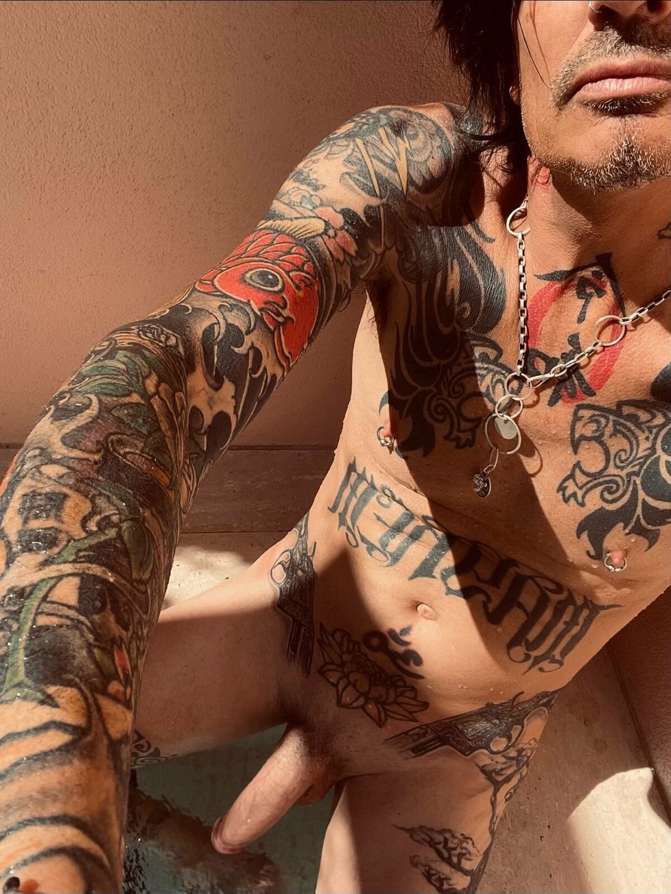 Bubeník Mötley Crüe Tommy Lee na Twitteru ukázal svůj penis.