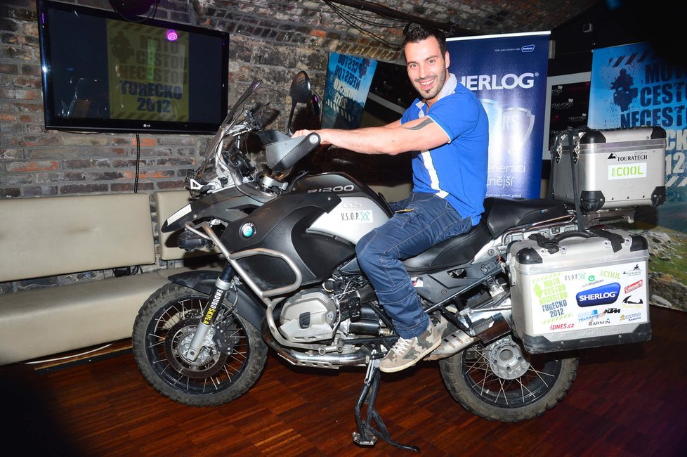 Vášnivý motorkář Vašek Noid Bárta ukázal, jak se na motorce správně sedí